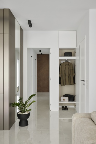 Ingresso in stile contemporaneo di 3 di Chantal Forzatti architetto