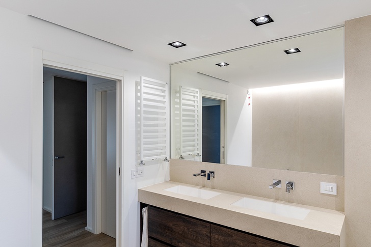 Bagno in stile moderno di 7 di L2 architecture + interior design