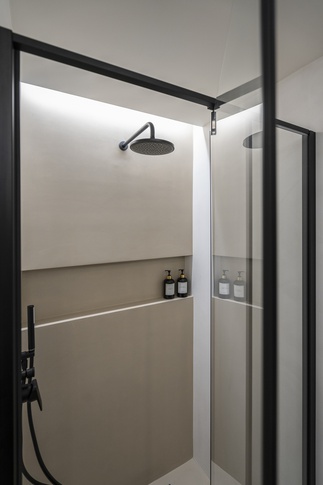 Bagno in stile moderno di 7 di L2 architecture + interior design