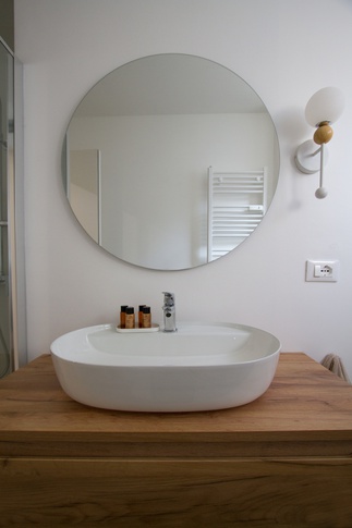 Bagno in stile scandinavo di 4 di OZ Interiors