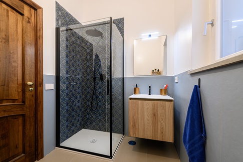 Bagno in stile moderno di 9 di Re-Built Studio