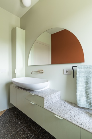 Bagno in stile contemporaneo di 5 di Rachele Biancalani Studio