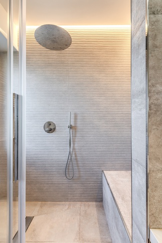 Bagno in stile contemporaneo di 4 di MOB Architects