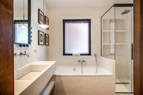 Bagno in stile contemporaneo di 5 di MOB Architects