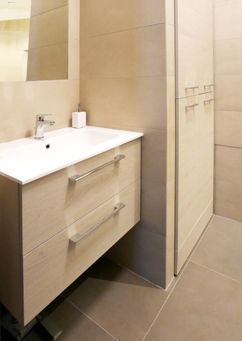 Bagno in stile contemporaneo di 4 di architetto Caterina Martini