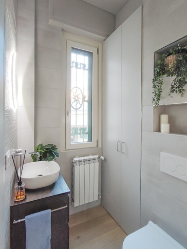 Bagno di Servizio in stile contemporaneo di 4 di architetto Caterina Martini