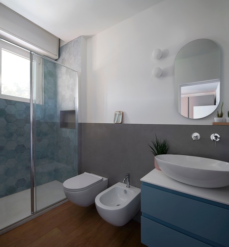 Bagno in stile moderno di 4 di Serena Trentarossi Architetto