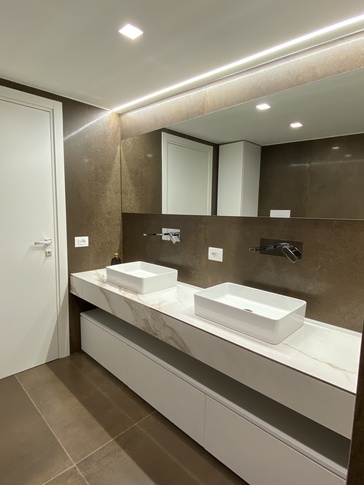 Bagno in stile contemporaneo di 8 di IMA STUDIO