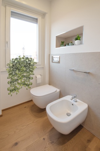 Bagno in stile contemporaneo di 4 di architetto Caterina Martini