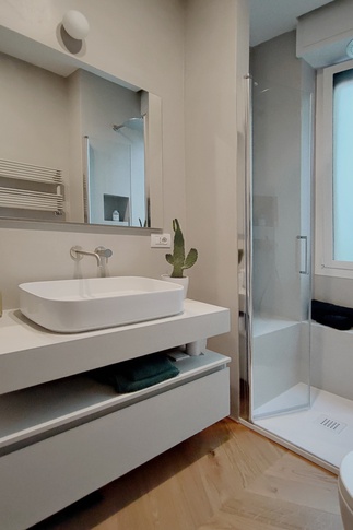 Bagno in stile contemporaneo di 5 di architetto Caterina Martini