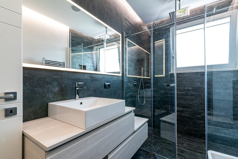 Bagno in stile moderno di 7 di Marco D'Andrea Architettura + Interior Design