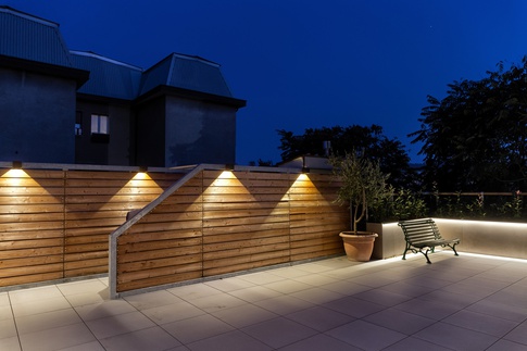 Terrazza in stile contemporaneo di 90 di Studio Pinelli