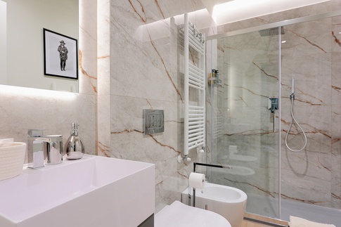 Bagno in stile contemporaneo di 4 di Moltefacce SRL