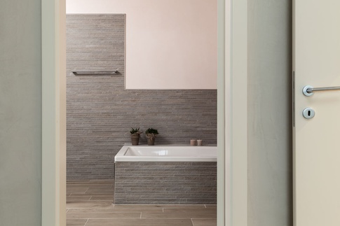 Bagno in stile moderno di 10 di Brando Cimarosti Photography