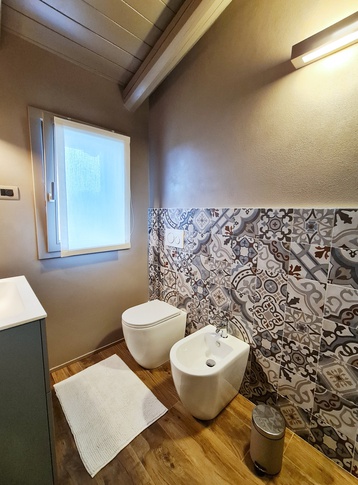 Bagno in stile moderno di 4 di Distretto Lab