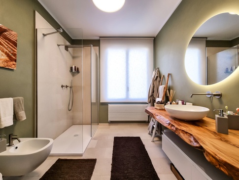 Bagno in stile contemporaneo di 7 di aprenderingstudio