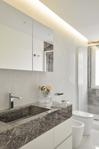 Bagno in stile contemporaneo di 6 di Chantal Forzatti architetto