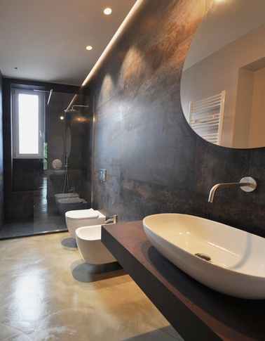 Bagno in stile moderno di 6 di Qarchitetti