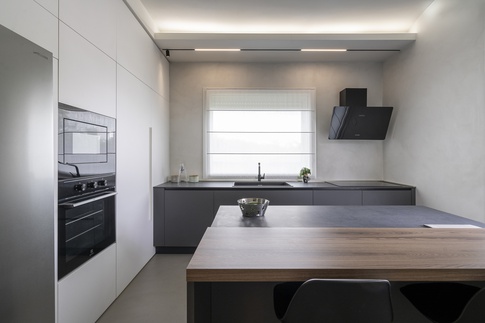 Cucina in stile moderno di 16 di L2 architecture + interior design