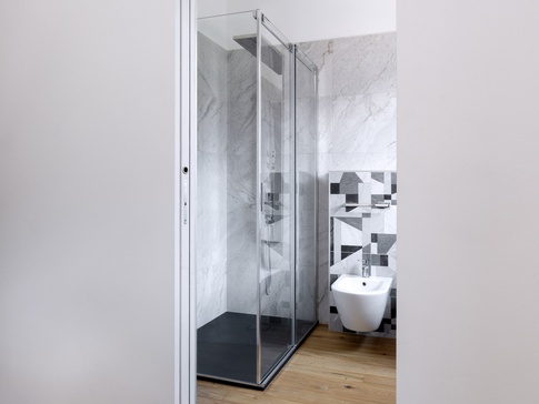 Bagno in stile moderno di 4 di Moroni Architettura 2.0