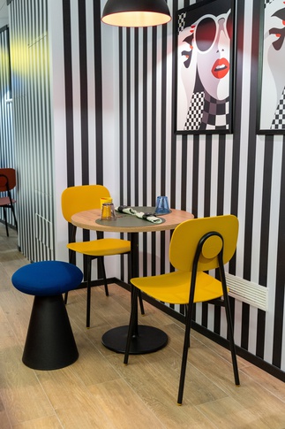 Angolo Bar in stile pop art di 44 di SPACE