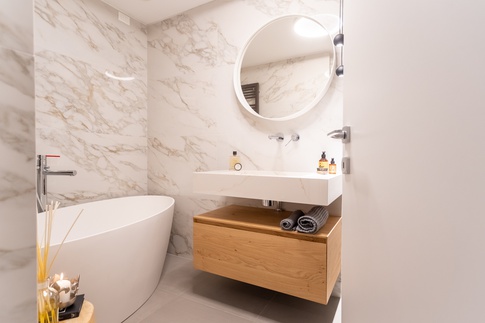 Bagno in stile contemporaneo di 5 di Alessandra Parolini Studio