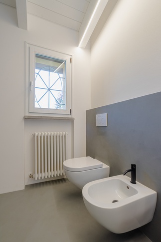 Bagno in stile contemporaneo di 6 di COBE architetti