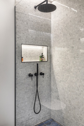 Bagno in stile contemporaneo di 4 di Chantal Forzatti architetto