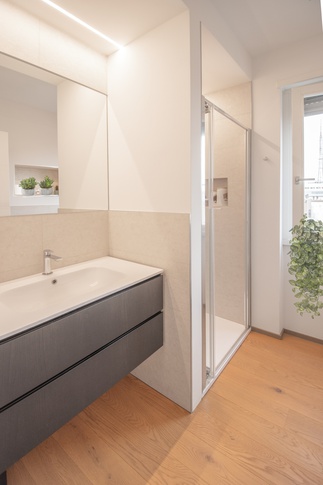 Bagno in stile contemporaneo di 4 di architetto Caterina Martini