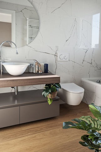 Bagno in stile contemporaneo di 5 di architetto Caterina Martini