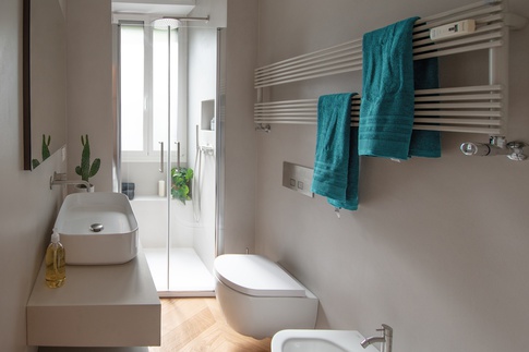 Bagno in stile contemporaneo di 5 di architetto Caterina Martini