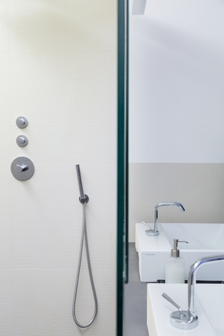 Bagno in stile minimal di 7 di Teresa Paratore Studio