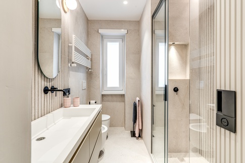 Bagno in stile contemporaneo di 5 di MOB Architects