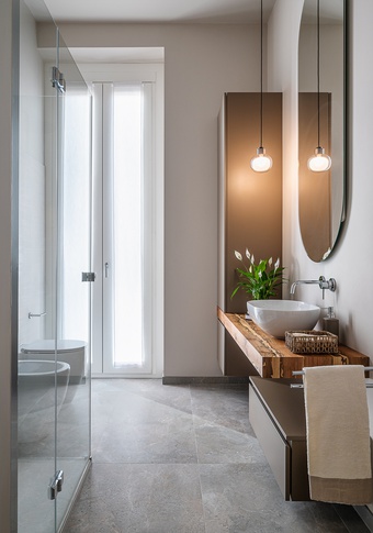 Bagno in stile contemporaneo di 8 di Mid architettura