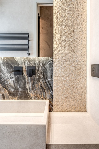 Bagno in stile contemporaneo di 4 di MOB Architects