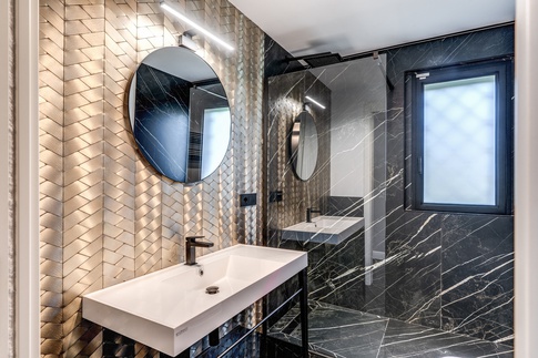 Bagno in stile contemporaneo di 5 di MOB Architects