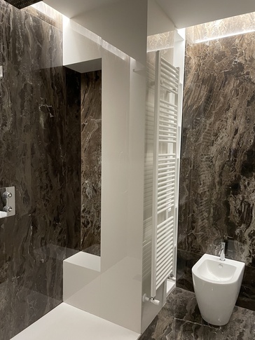 Bagno in stile contemporaneo di 5 di IMA STUDIO