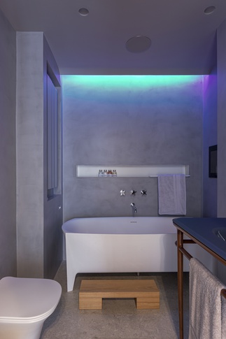 Bagno in stile contemporaneo di 6 di architetto Caterina Martini