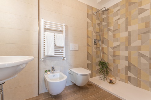 Bagno in stile contemporaneo di 4 di Arch. Floriana Ferraioli