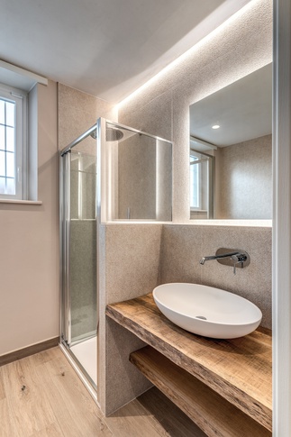 Bagno in stile coloniale di 4 di MOBARCHITECTS