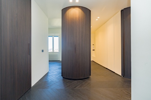 Ingresso in stile minimal di 15 di Colab Design Arredamenti