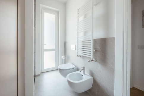 Bagno di Servizio in stile contemporaneo di 5 di Annalisa Carli Architetto