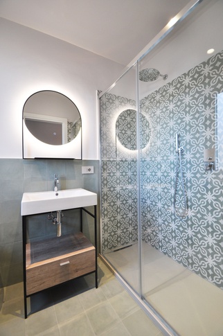 Bagno in stile contemporaneo di 4 di Qarchitetti