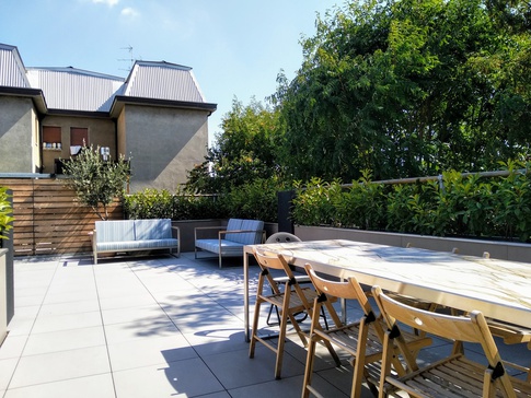 Terrazza in stile contemporaneo di 90 di Studio Pinelli