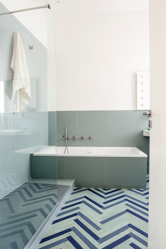 Bagno in stile moderno di 8 di L2 Architettura