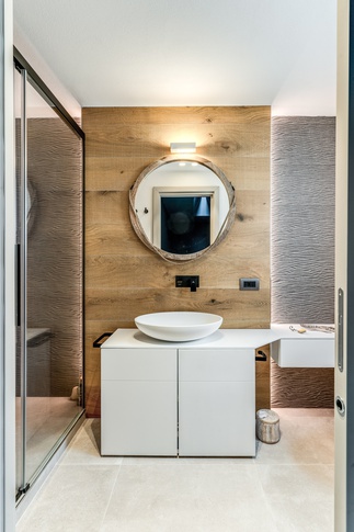 Bagno in stile contemporaneo di 4 di MOB Architects