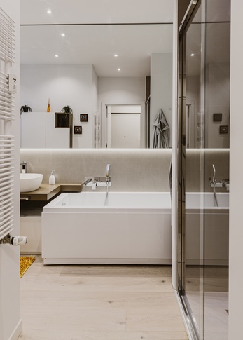 Bagno in stile contemporaneo di 7 di Annalisa Carli Architetto