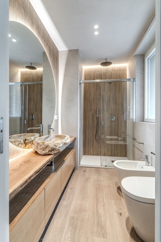 Bagno in stile coloniale di 6 di MOBARCHITECTS