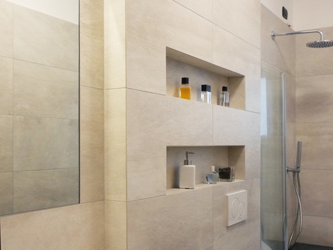 Bagno in stile contemporaneo di 6 di architetto Caterina Martini