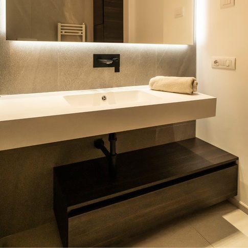 Bagno in stile moderno di 1 di MeS Studio 327